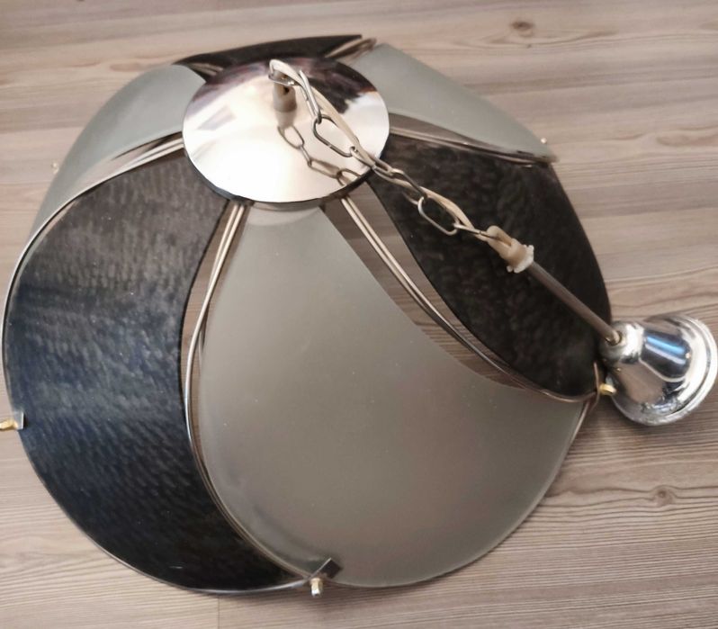 Лампион, подходяш за осветление в спалнята, всекидневната или хола.