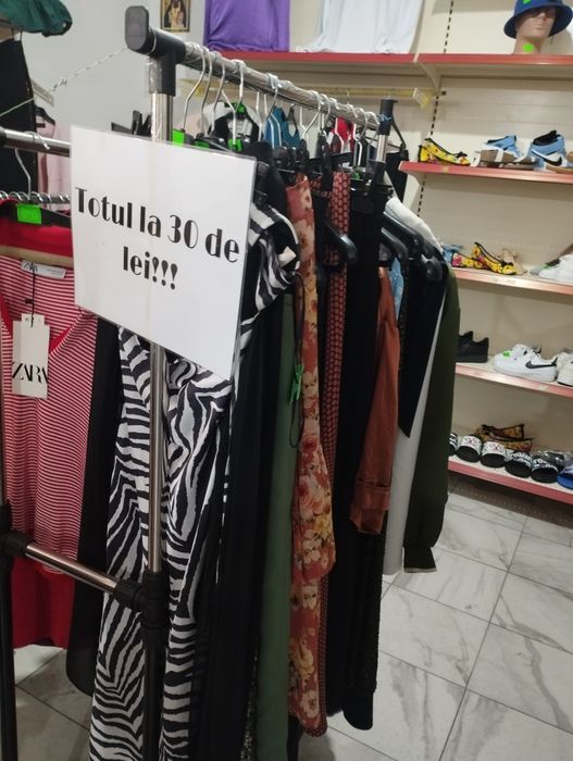 Vând lot-uri de haine Outlet!!!