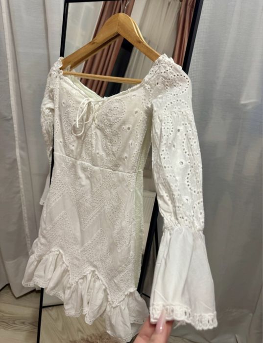 Rochie albă din broderie spartă englezească volanase maneci bufante XS