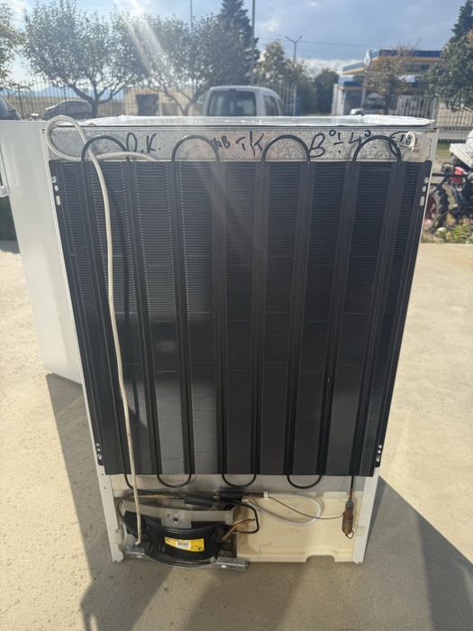 Малък хладилник Либхер с камера