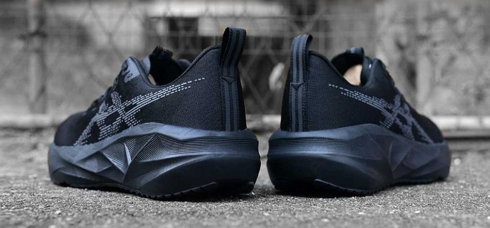 Продавам нови мъжки маратонки с кутия ASICS Novablast 5 Black/Carrier Grey