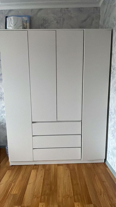 Продаю шкаф , почти новый высота 220 ,ширина 210 глубина 50.