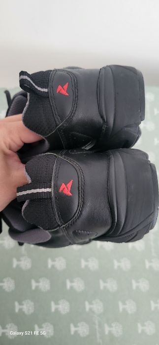 Adidasi negri din piele, Ecco