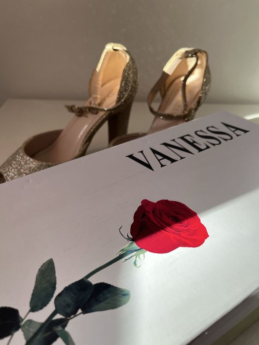 Босоножки на каблуке