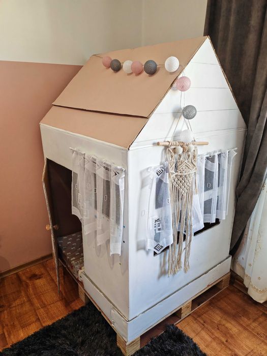 Детска кашонена къщичка с матрак, пердета и лампички