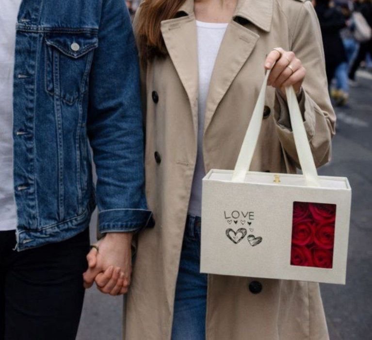 Подарок браслет с розочками в коробке