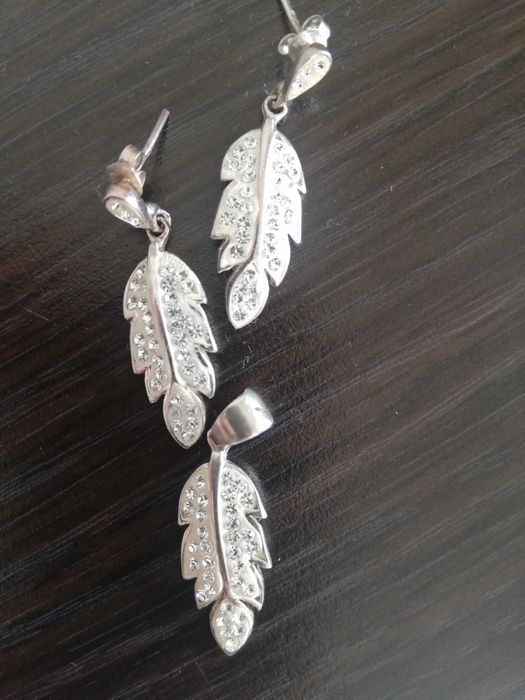 Сребърен комплект обеци и висулка.