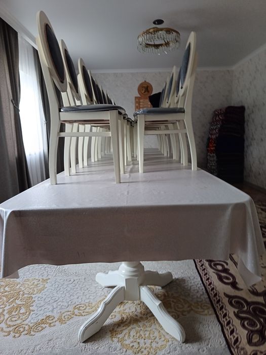 Стол с 18 стулья