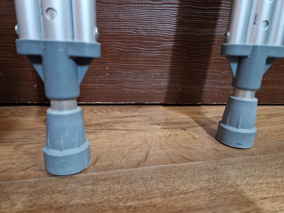 Продавам чистонови патерици и ортеза за фиксация на глезен