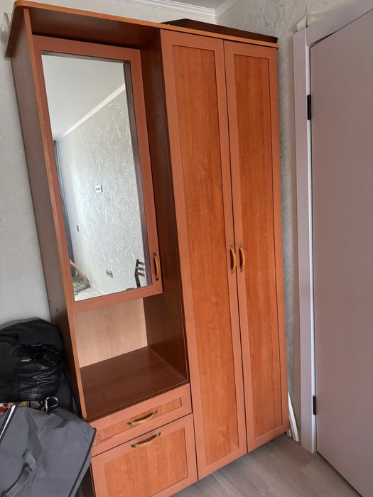 Прихожка , шкаф с зеркалом