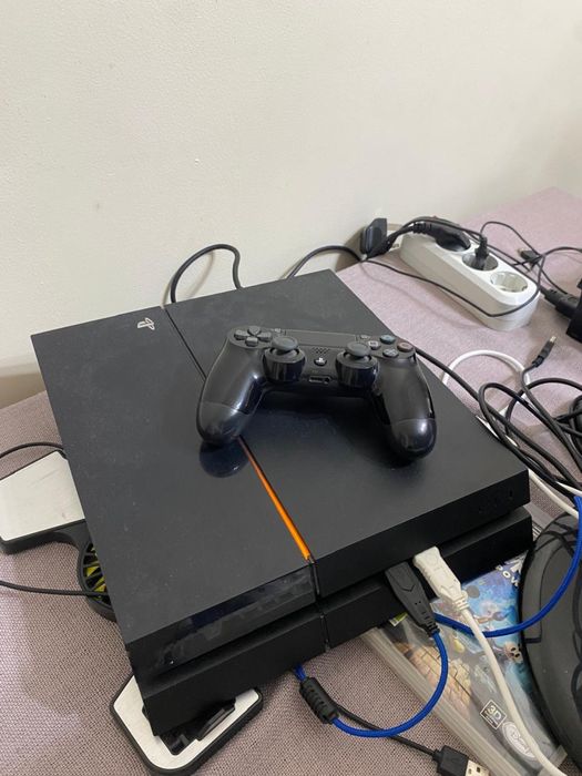 Продам PlayStation 4
