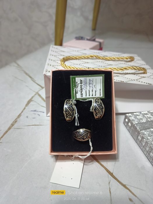 Продам красивый серебряный набор