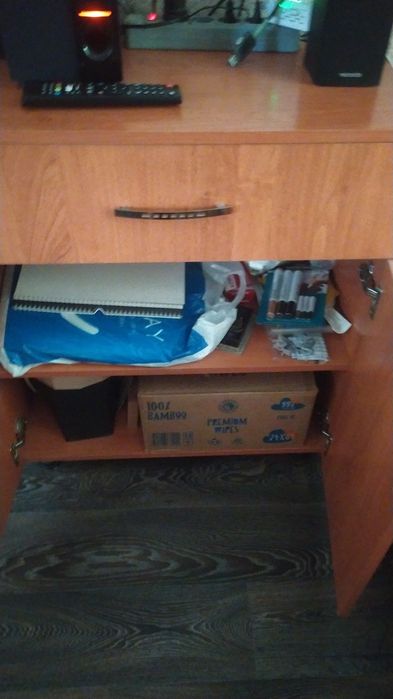 Продам универсальную люстру и тумбочку