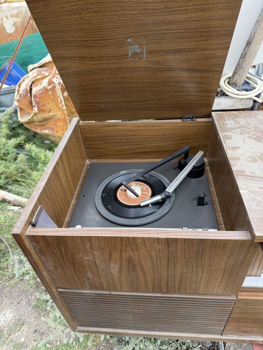 Ретро стерео радиограмофон Grundig Automatic 36 с радио и вградени колони