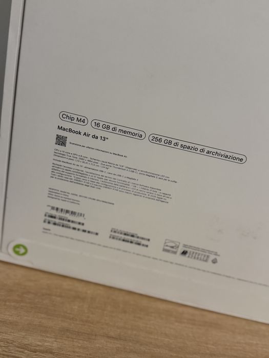 Vand macbook air 13 inch m4 16 gb ram 256gb  folosit 2 zile , garnatie