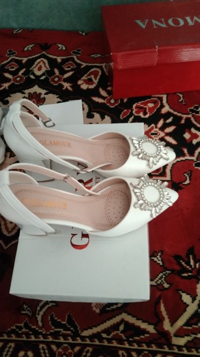 Срочно продается белый босоночки