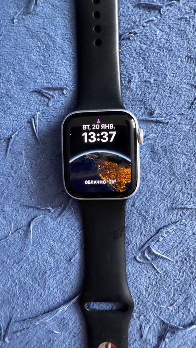 Продам Apple Watch SE
