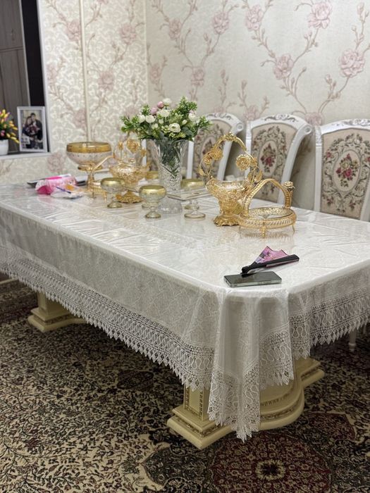 Продае́ться стол и стулья. Орех.состояние идеальное