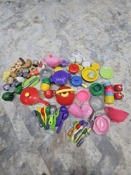 Продам несколько наборов детской посуды