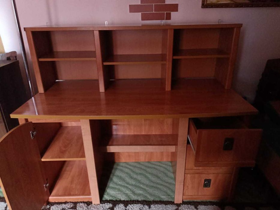 Стол и подвесная полка