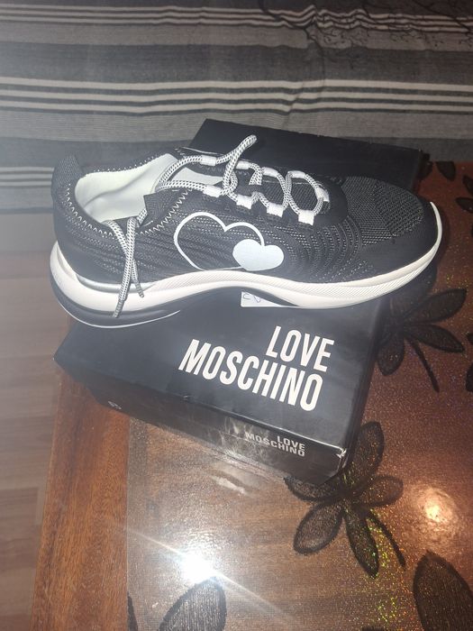 Adidasi love moschino