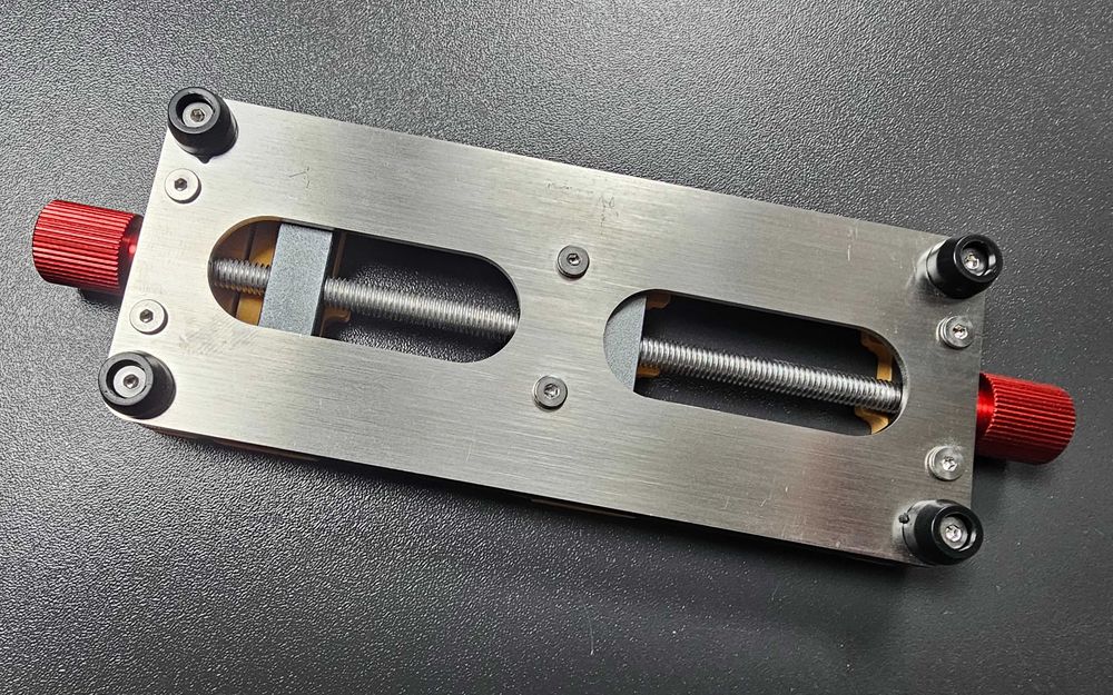 Стойка държач менгеме за платка и чипове при запояване и ремонт