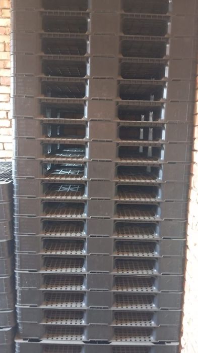 Продам пластиковые палеты