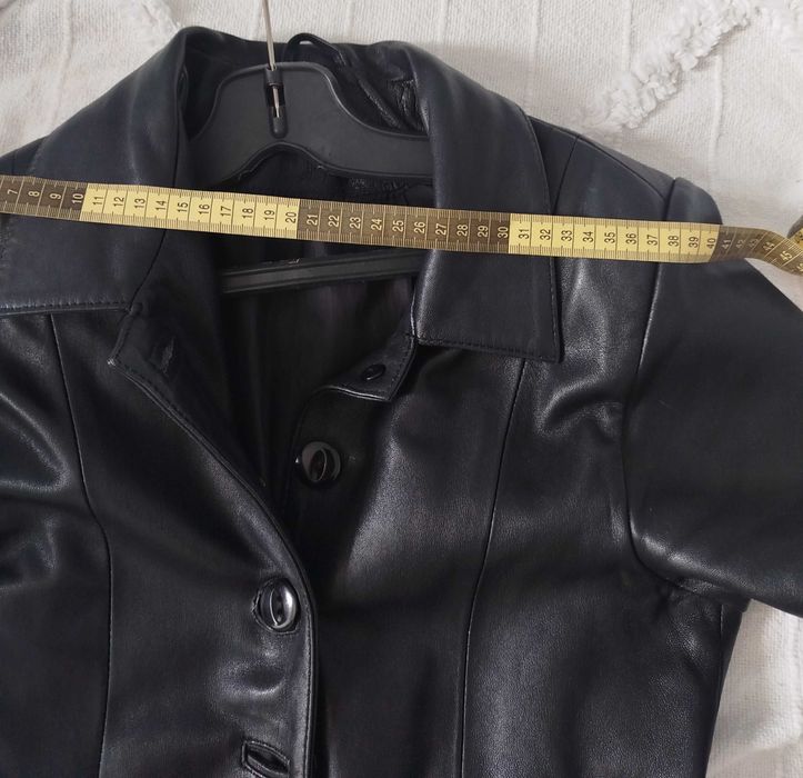 Продавам черно дамско яке от естествена кожа