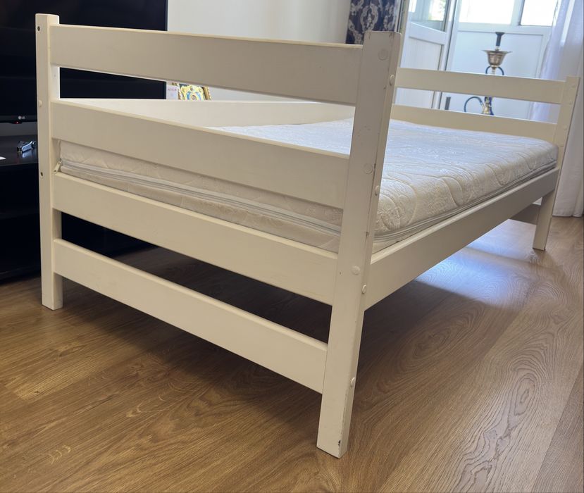 Продам детскую кровать с матрасом