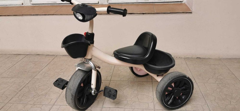 Tricicleta pentru copii 1-3 ani, sa cu spatar, lumina, muzica si cos