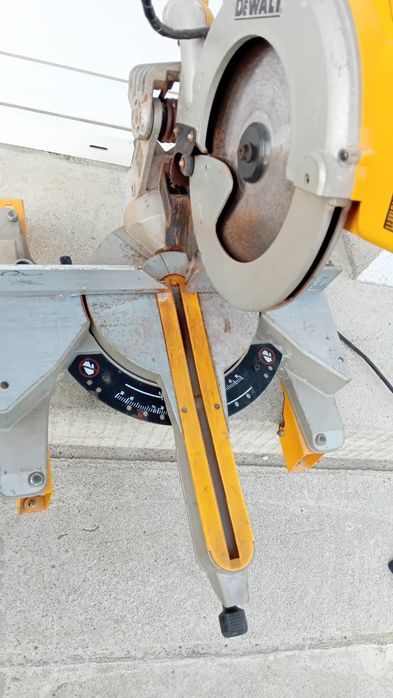 Vând circular dewalt de taiat în unghi cu șină