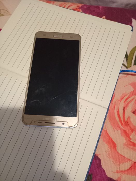 Продава samsung galaxy j7