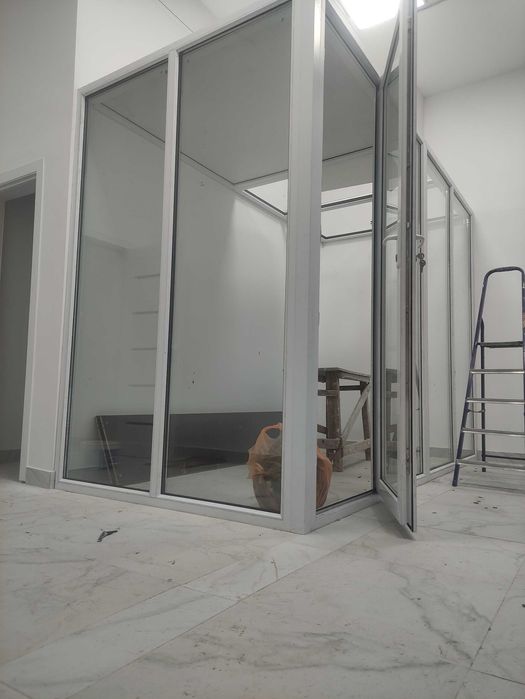 Пластиковые двери витражи перегородки