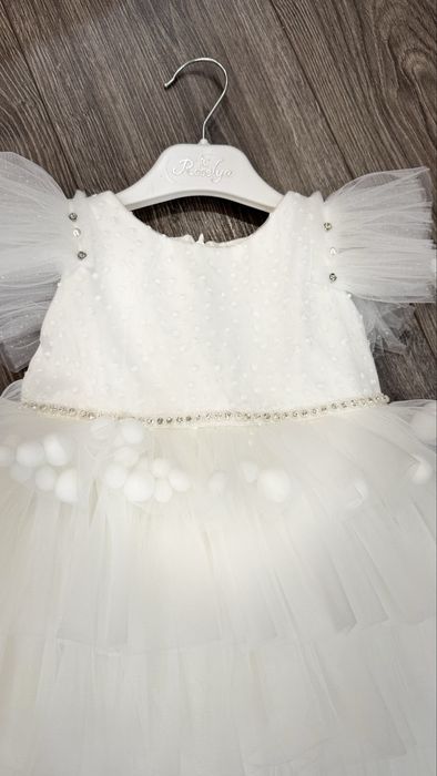 Продам нарядное платье на годик