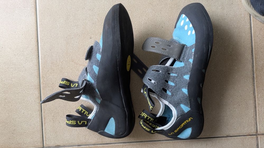 Pereche de espadrile noi de cățărat La Sportiva, mărimi diferite