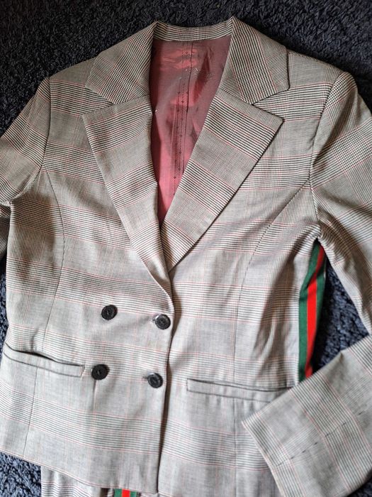 Спортно елегантен костюм напомнящ Gucci