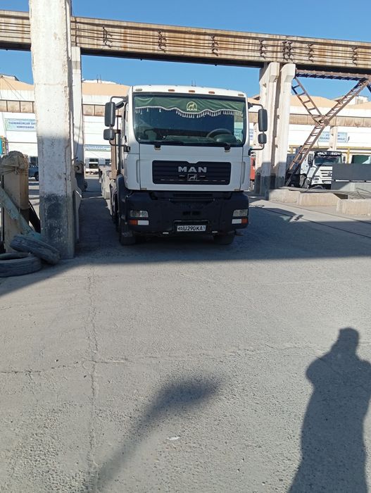 Man metan yurib turgan mashina