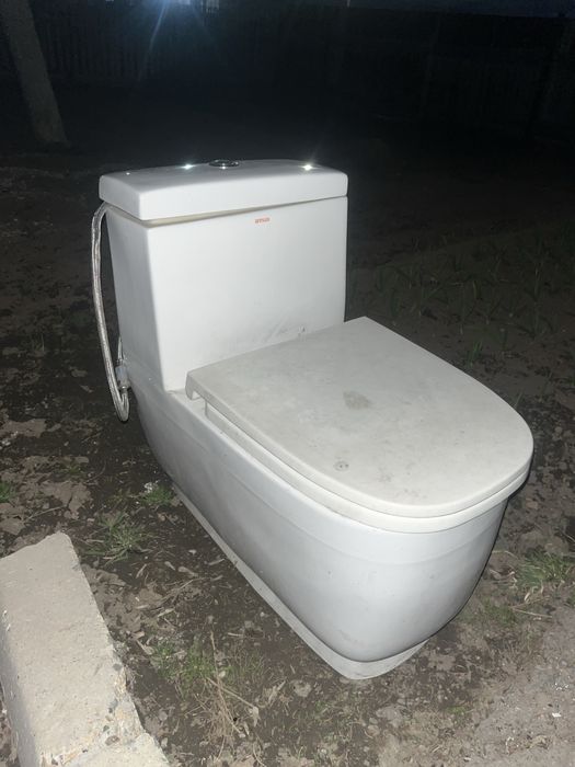 Продам унитаз в хорошем рабочем состоянии