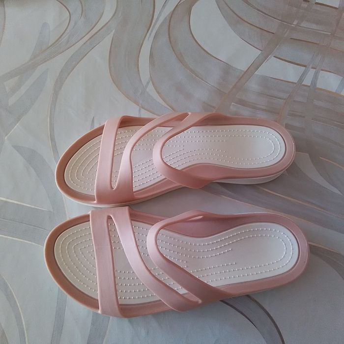 Летние резиновые сланцы.