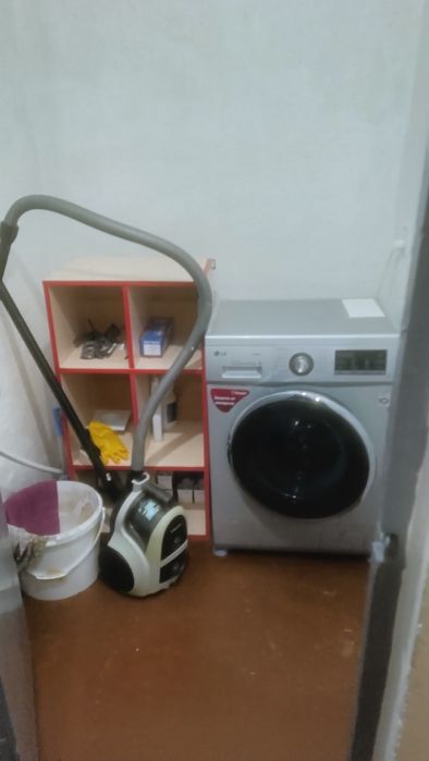 На подселение девушку жыть вместе.