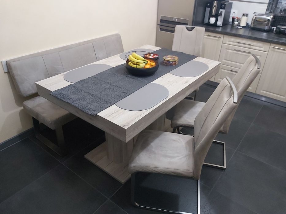 Vând scaune si banca pentru masa bucatarie.