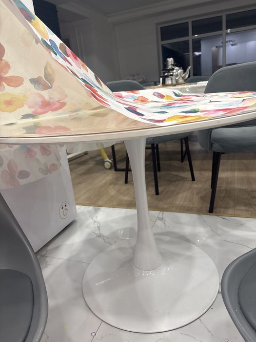 Продам набор из стола и 3 стульев