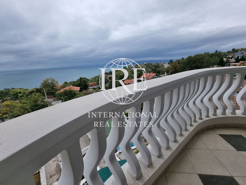 Забележителен дом, с басейн, четири гаража и спираща дъха панорама па