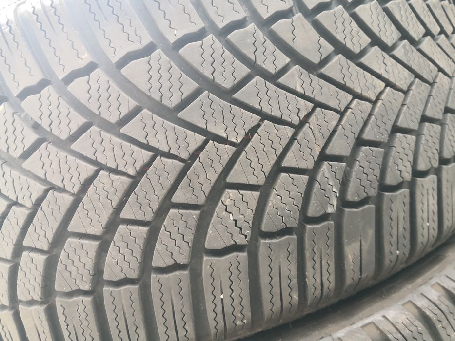 225 40 18 цола гуми Bridgestone dot 23 2 броя