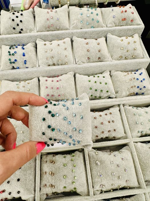 Гривнички на корда с камъчета Сваровски