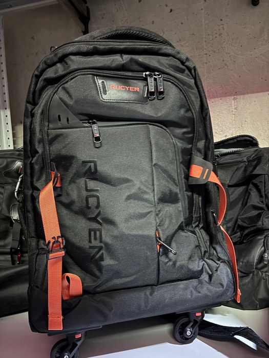 Рюкзаки и дорожные су