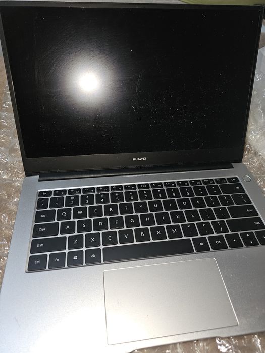 Лаптоп Huawei на части