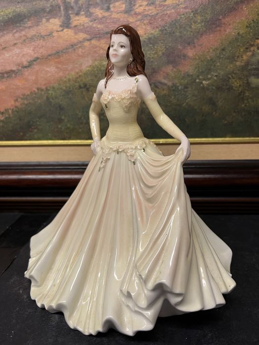 Красива,порцеланова фигура Coalport,2003 г.