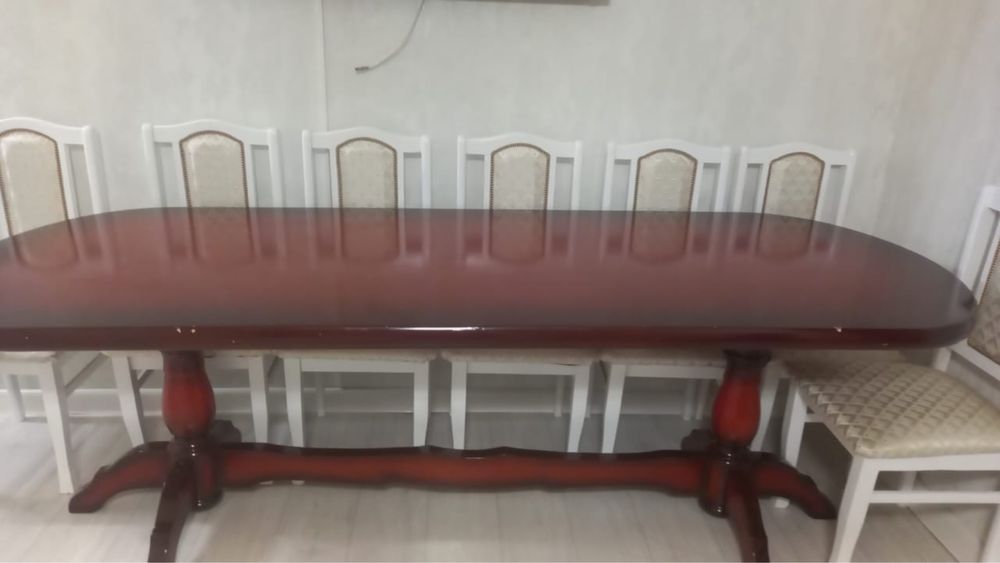 Стол для гостей в отличном состоянии