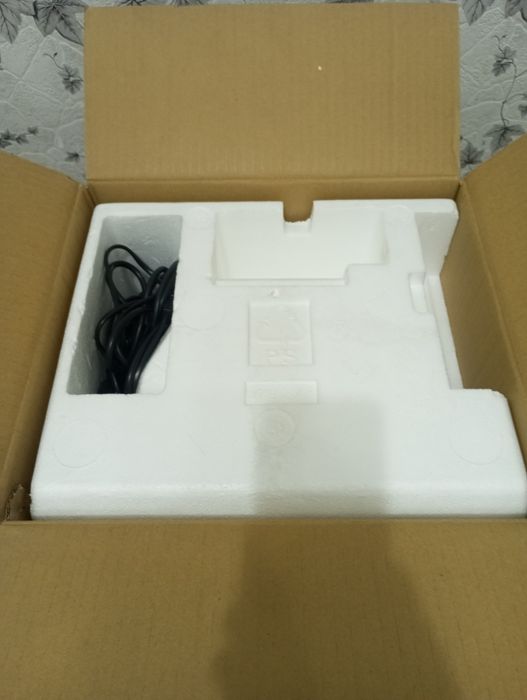Продам Оверлок Janome HQ-090D белый